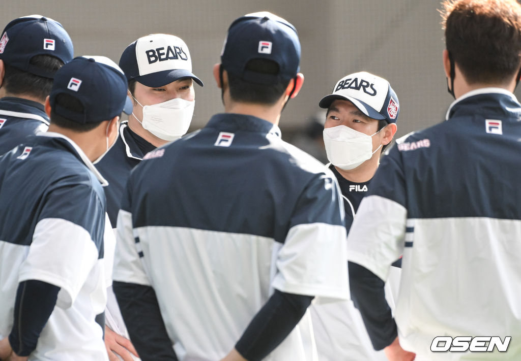 임창민과 김지용이 두산 동료들과 미팅을 갖고 있다.  2022.02.03 /  soul1014@osen.co.kr