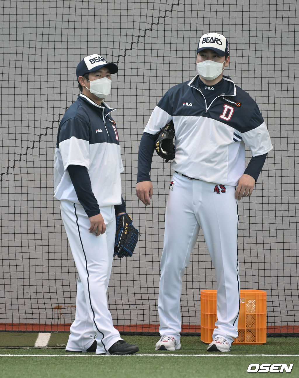 김지용과 임창민이 이야기를 나누고 있다. 2022.02.03 /  soul1014@osen.co.kr