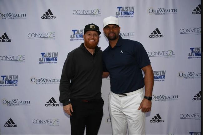 [사진] 지난 2019년 열렸던 제4회 저스틴 터너 골프 클래식에서 앨버트 푸홀스와 기념촬영을 하고 있는 저스틴 터너. <저스턴 터너 재단 홈페이지 캡처>