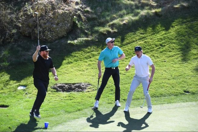 [사진] 지난 2019년 열린 저스틴 터너 골프 클래식에서 긴 퍼팅을 성공시킨 뒤 좋아하는 저스틴 터너(왼쪽). <저스틴 터너 재단 홈페이지 캡처>