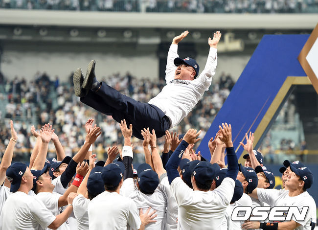<사진>두산 김태룡 단장은 선수출신으로 KBO리그 최고참 및 최장수 단장으로 맹활약하고 있다. 뛰어난 선수 파악능력과 트레이드 등으로 매년 알찬 선수단을 구성, 두산을 KBO리그 최강팀으로 이끌고 있는 김태룡 단장이 2019시즌 한국시리즈 우승후 선수들로부터 헹가래를 받고 있다.  /OSEN DB