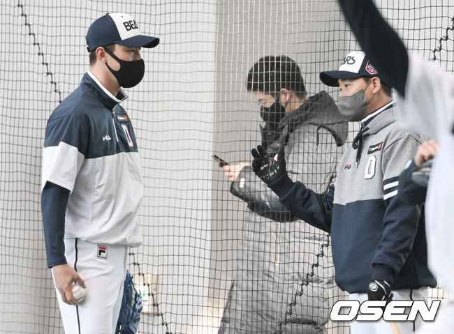 두산 정재훈 코치가 홍건희와 이야기를 나누고 있다. 2022.02.03 /  soul1014@osen.co.kr