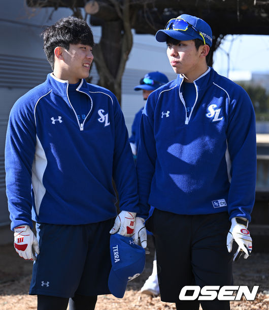 3일 오전 경북 경산시 삼성 라이온즈 볼파크에서 삼성 라이온즈의 스프링캠프가 진행됐다. 삼성 이재현, 김영웅이 이야기를 나누고 있다. 2022.02.03 /ksl0919@osen.co.kr