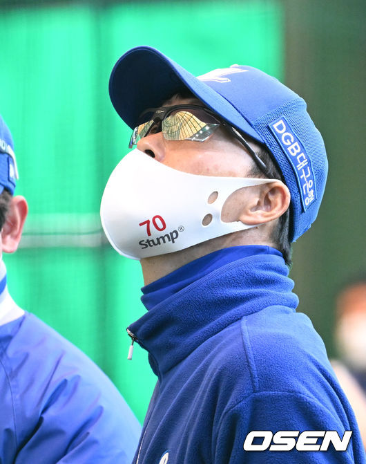 4일 오전 경북 경산시 삼성 라이온즈 볼파크에서 삼성 라이온즈의 스프링캠프가 진행됐다.삼성 허삼영 감독이 생각에 잠겨 있다. 2022.02.04 /ksl0919@osen.co.kr