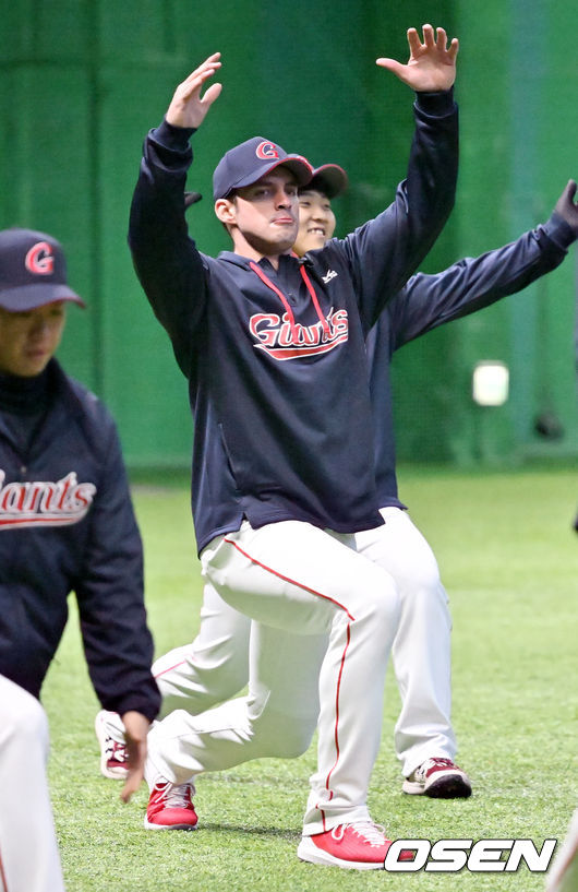 롯데 새 외국인 타자 DJ 피터스가 몸을 풀고 있다. 2022.02.03 /rumi@osen.co.kr