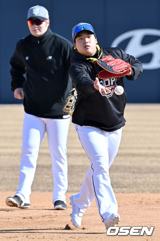 KT 강백호가 그라운드 위에서 훈련을 하고 있다. 2022.02.04 /rumi@osen.co.kr