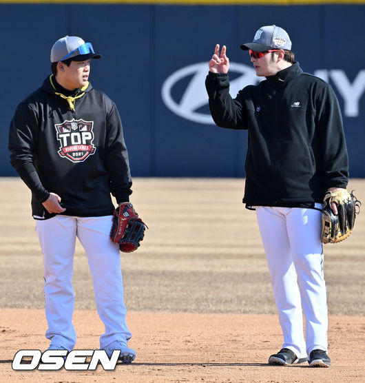 KT 강백호와 박병호가 1루에서 수비훈련을 하며 얘기를 나누고 있다. 2022.02.04 /rumi@osen.co.kr