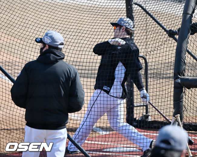 KT 박병호가 이강철 감독 앞에서 타격연습을 하고 있다. 2022.02.04 