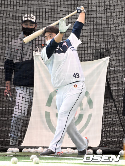 두산 베어스가 3일 경기도 이천 베어스파크에서 스프링캠프를 시작했다.두산 캠프 인원은 김태형 감독을 포함한 코칭스태프 14명, 선수 42명 등 총 56명으로 외국인 선수들은 입국 후 자가 격리가 끝나면 곧바로 캠프에 합류한다. 올 시즌 새로 영입한 베테랑 투수 임창민과 김지용, 포수 안승한을 비롯해 FA 박건우의 보상선수로 팀에 합류한 외야수 강진성도 이천에서 동계 훈련을 시작한다.박건우 보상선수로 이적한 두산 강진성이 타격훈련을 하고 있다 2022.02.03 /  soul1014@osen.co.kr