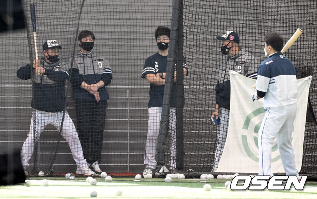 두산 베어스가 3일 경기도 이천 베어스파크에서 스프링캠프를 시작했다.두산 캠프 인원은 김태형 감독을 포함한 코칭스태프 14명, 선수 42명 등 총 56명으로 외국인 선수들은 입국 후 자가 격리가 끝나면 곧바로 캠프에 합류한다. 올 시즌 새로 영입한 베테랑 투수 임창민과 김지용, 포수 안승한을 비롯해 FA 박건우의 보상선수로 팀에 합류한 외야수 강진성도 이천에서 동계 훈련을 시작한다.김태형 감독이 강진성에게 타격 자세를 지도하고 있다 2022.02.03 /  soul1014@osen.co.kr