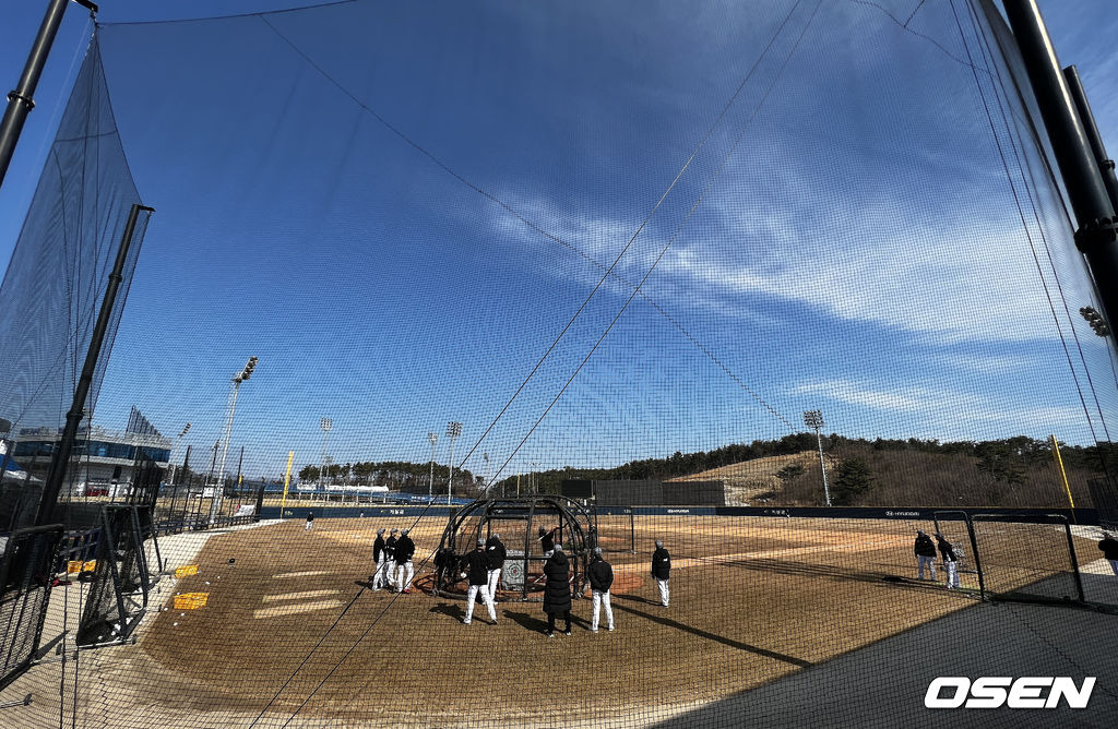그라운드 위에서 KT의 훈련이 진행되고 있다. 2022.02.04 /rumi@osen.co.kr