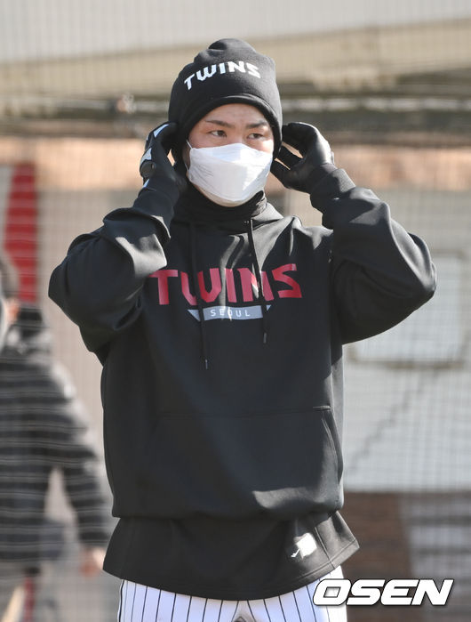 LG 오지환이 야외 배팅 훈련 도중 넥워머를 머리에 쓰고 있다.  2022.02.04 /  soul1014@osen.co.kr