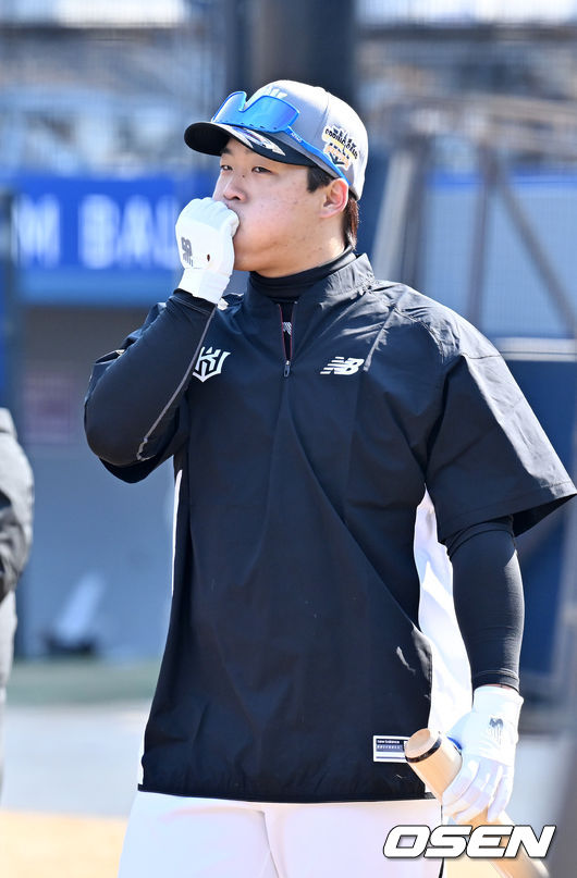 KT 강백호가 타격연습을 준비하며 손을 녹이고 있다. 2022.02.04 /rumi@osen.co.kr