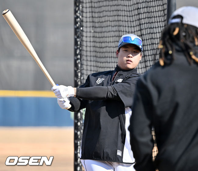 KT 강백호가 스윙 연습을 하고 있다. 2022.02.04 