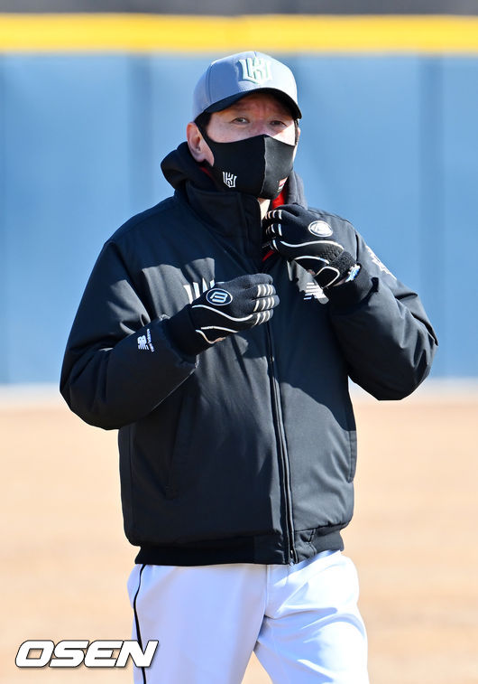 KT 이강철 감독이 선수들의 훈련을 지켜보고 있다. 2022.02.04 /rumi@osen.co.kr