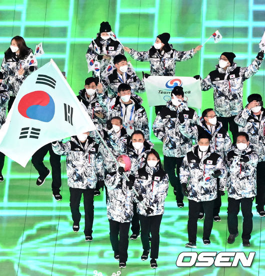 2022 베이징동계올림픽 개막식이 4일 오후(한국시간) 베이징 국립경기장에서 열렸다.베이징동계올림픽은 ‘함께하는 미래’(Together for a Shared Future)라는 슬로건을 내걸고 91개국, 2900여명의 선수들이 20일까지 7개 종목 109개의 금메달을 두고 경쟁한다.베이징동계올림픽 개막식에서 대한민국 쇼트트랙 곽윤기-김아랑 기수를 비롯한 선수단이 입장하고 있다. 2022.02.04 /jpnews@osen.co.kr