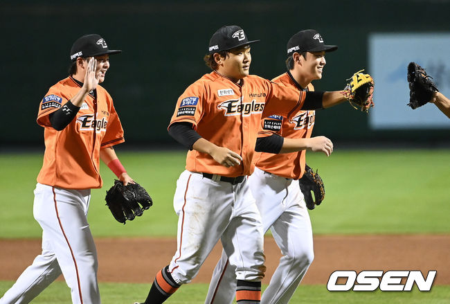 한화 김태연이 호수비 후 동료들과 기뻐하고 있다. 2021.09.04 /OSEN DB