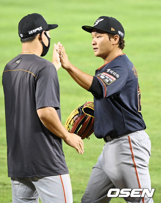 한화 김태연(오른쪽)이 하주석과 하이파이브를 하고 있다. 21.08.22 /OSEN DB
