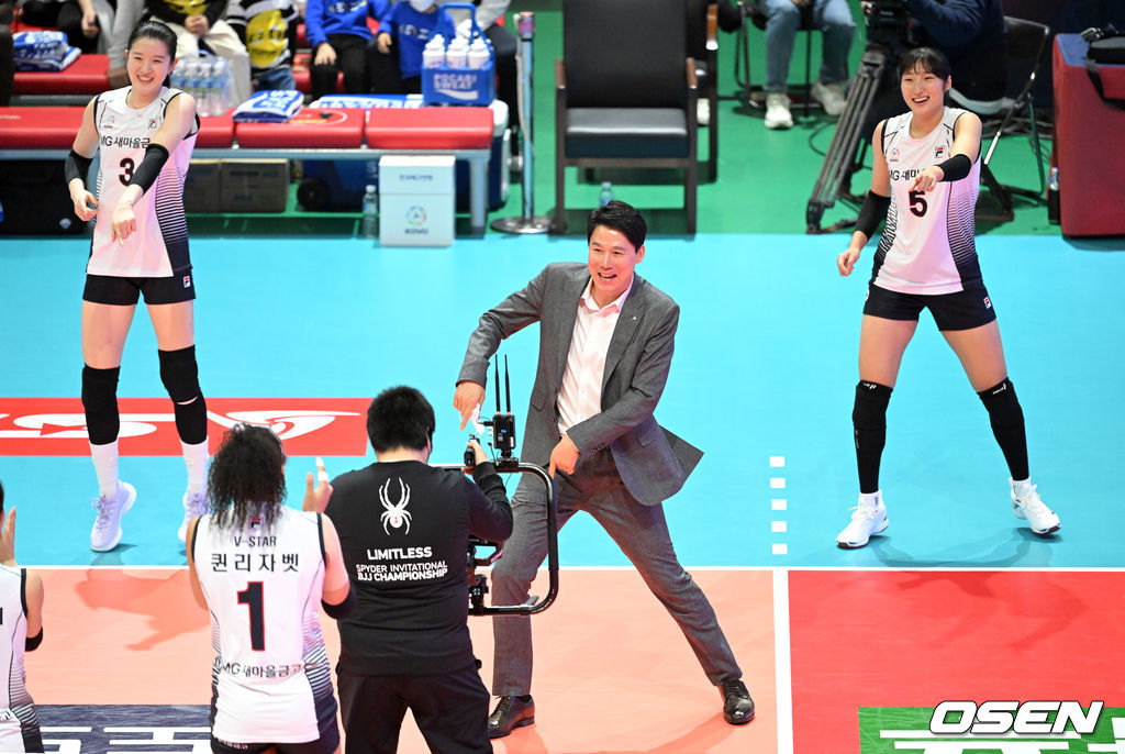 올스타전에서 춤을 추고 있는 현대건설 강성형 감독. /OSEN DB