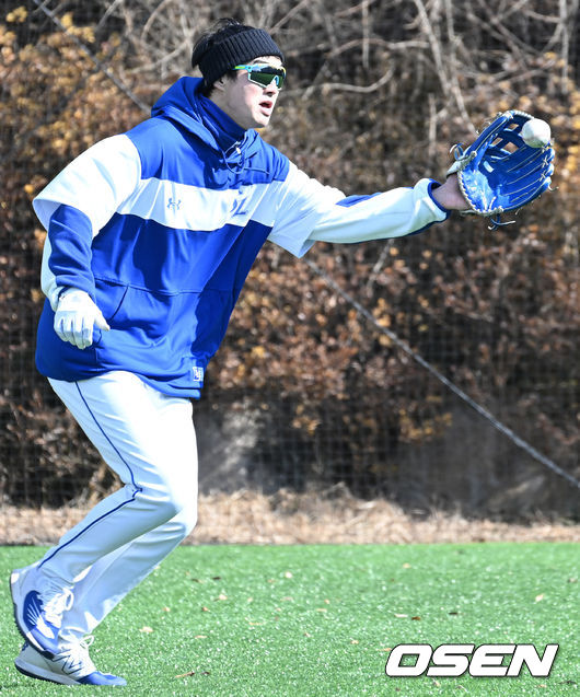 4일 오전 경북 경산시 삼성 라이온즈 볼파크에서 삼성 라이온즈의 스프링캠프가 진행됐다.삼성 구자욱이 수비 훈련을 하고 있다. 2022.02.04 /ksl0919@osen.co.kr