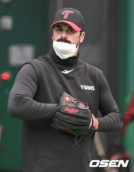 LG 새 외국인 투수 플럿코가 훈련 준비를 하고 있다.  2022.02.04 /  soul1014@osen.co.kr