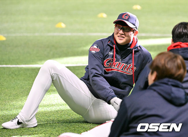 롯데 박세웅이 몸을 풀며 미소짓고 있다. 2022.02.03 /rumi@osen.co.kr