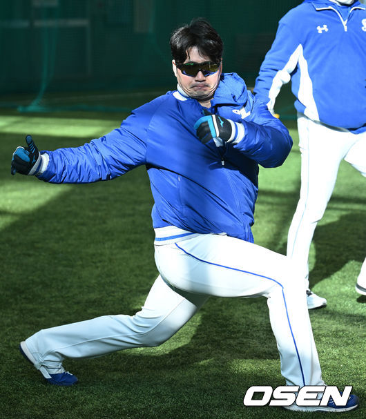 3일 오전 경북 경산시 삼성 라이온즈 볼파크에서 삼성 라이온즈의 스프링캠프가 진행됐다. 삼성 오승환이 스트레칭을 하고 있다. 2022.02.03 /ksl0919@osen.co.kr