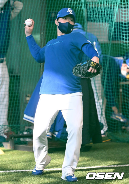 4일 오전 경북 경산시 삼성 라이온즈 볼파크에서 삼성 라이온즈의 스프링캠프가 진행됐다.삼성 오승환이 캐치볼 훈련을 하고 있다. 2022.02.04 /ksl0919@osen.co.kr