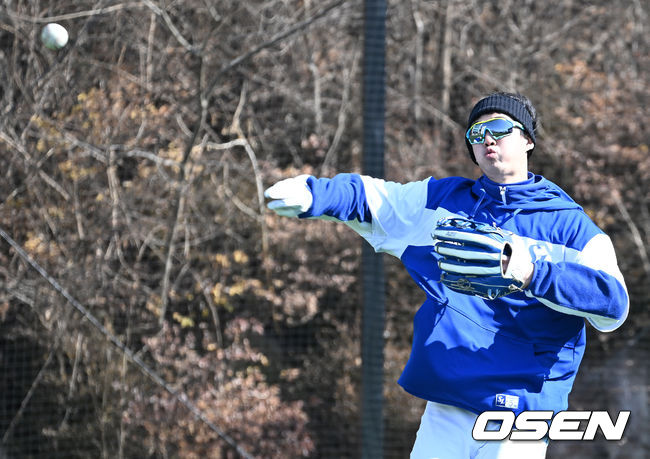 4일 오전 경북 경산시 삼성 라이온즈 볼파크에서 삼성 라이온즈의 스프링캠프가 진행됐다.삼성 구자욱이 수비 훈련을 하고 있다. 2022.02.04 /ksl0919@osen.co.kr