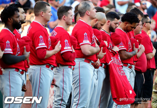 [사진] 지난 2019년 7월 3일(한국시간) 타일러 스캑스가 세상을 떠난 뒤 텍사스 레인저스와의 경기에 앞서 그를 추모하고 있는 LA 에인절스 선수들. ⓒGettyimages(무단전재 및 재배포 금지)