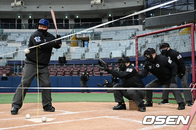 KBO 심판들이 스트라이크존 적응 훈련을 하고 있다. /OSEN DB