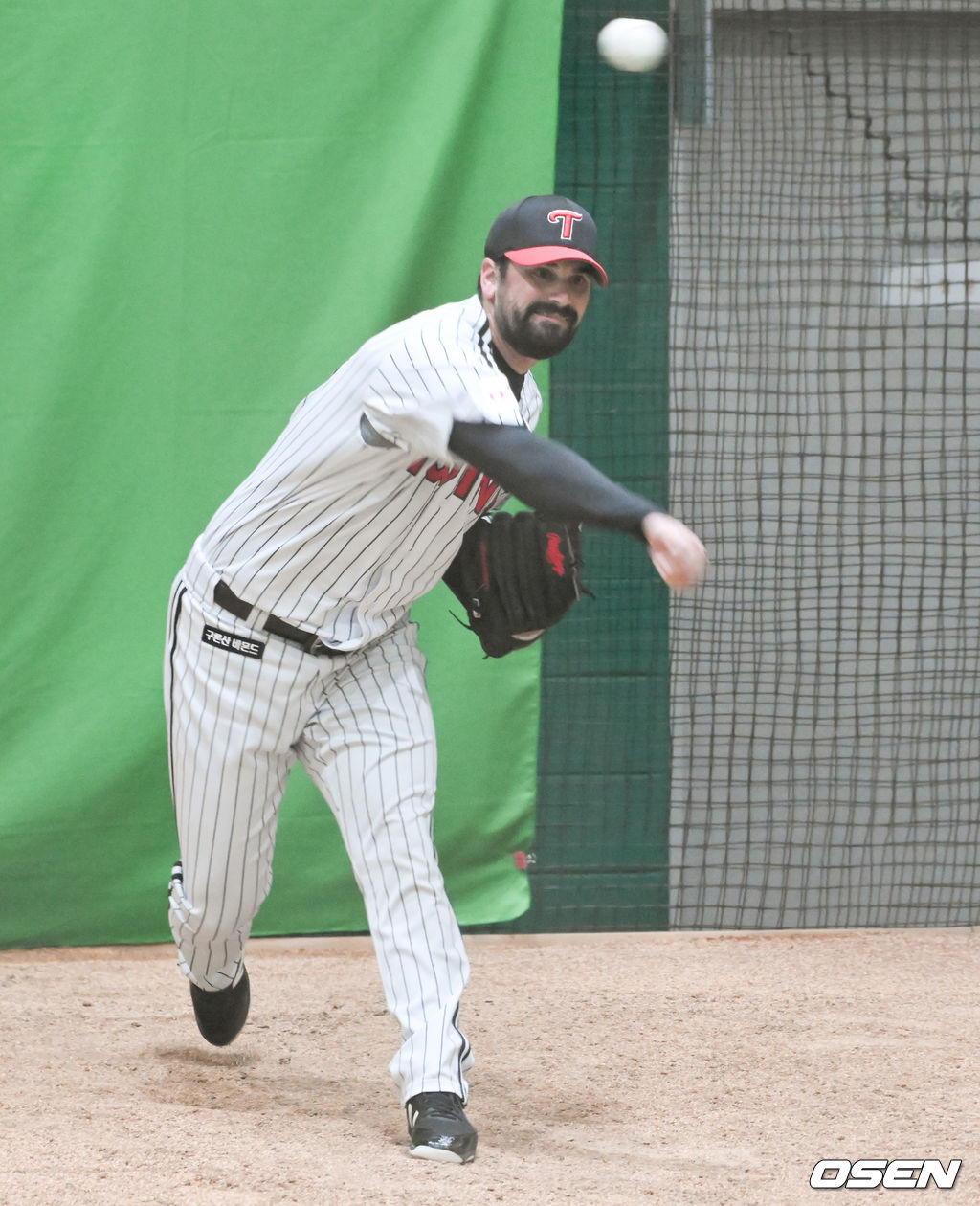 LG 새 용병 아담 플럿코가 불펜피칭을 하고 있다.  2022.02.05 /  soul1014@osen.co.kr