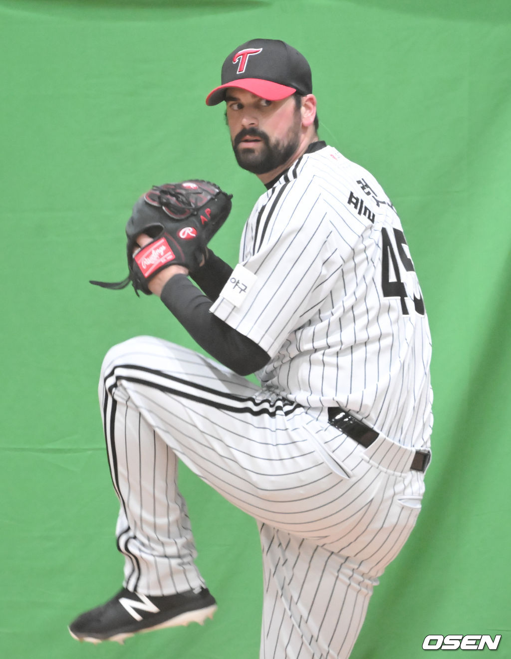 LG 트윈스가 5일 경기도 이천LG챔피언스파크에서 2022 시즌을 앞두고 스프링캠프 훈련을 진행했다. LG 새 용병 아담 플럿코가 불펜피칭을 하고 있다.  2022.02.05 /  soul1014@osen.co.kr