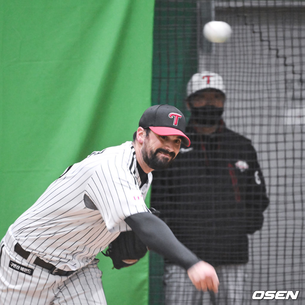 LG 새 용병 아담 플럿코가 불펜피칭을 하고 있다.  2022.02.05 /  soul1014@osen.co.kr