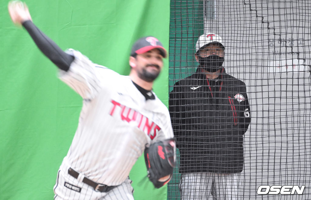 LG 류지현 감독이 플럿코의 불펜피칭을 지켜보고 있다.  2022.02.05 /  soul1014@osen.co.kr