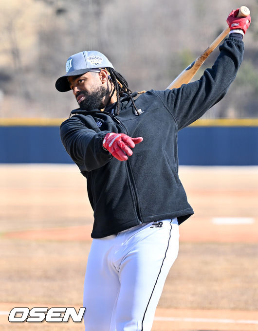 KT 새 외국인 타자 라모스가 타격연습을 하고 있다. 2022.02.04 /rumi@osen.co.kr