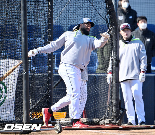 KT 새 외국인 타자 헨리 라모스가 타격훈련을 하고 있다. 2022.02.05 /rumi@osen.co.kr