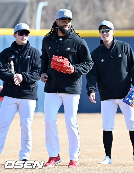 KT 라모스가 수비훈련을 하며 미소짓고 있다. 2022.02.04