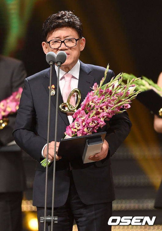 개그맨 엄용수가 27일 오후 서울 중구 국립극장에서 열린 '2016 대한민국 대중문화예술상' 시상식에서 대통령 표창을 수상한 뒤 소감을 전하고 있다. /dreamer@osen.co.kr<br />