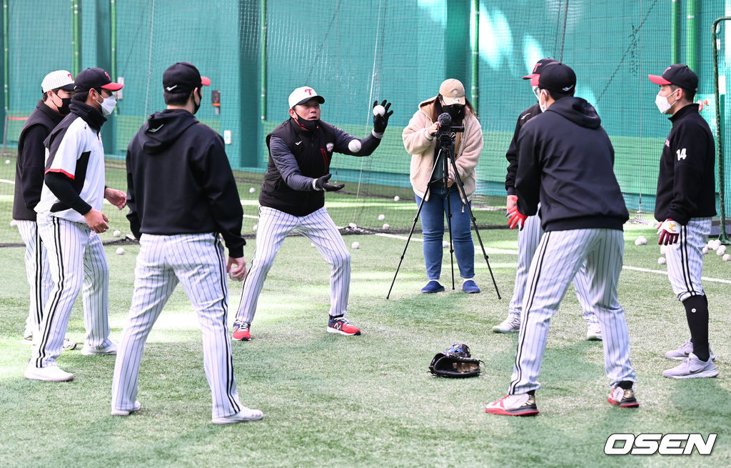 LG 김민호 코치가 마무리 훈련을 저글링 게임을 선수들과 하고 있다. 2022.02.05 / soul1014@osen.co.kr