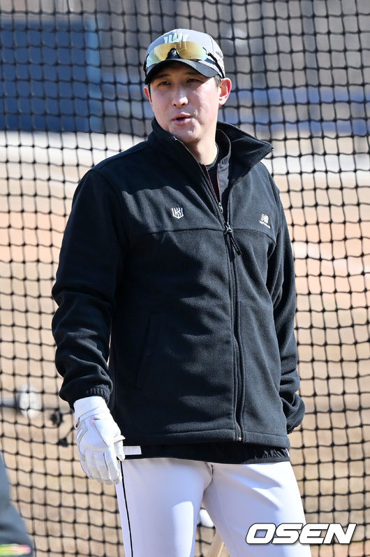 KT 황재균이 타격훈련을 하며 말을 하고 있다. 2022.02.04 /rumi@osen.co.kr