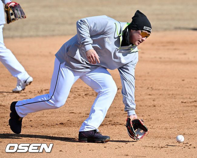KT 황재균이 그라운드 위에서 수비훈련을 하고 있다. 2022.02.05 /rumi@osen.co.kr