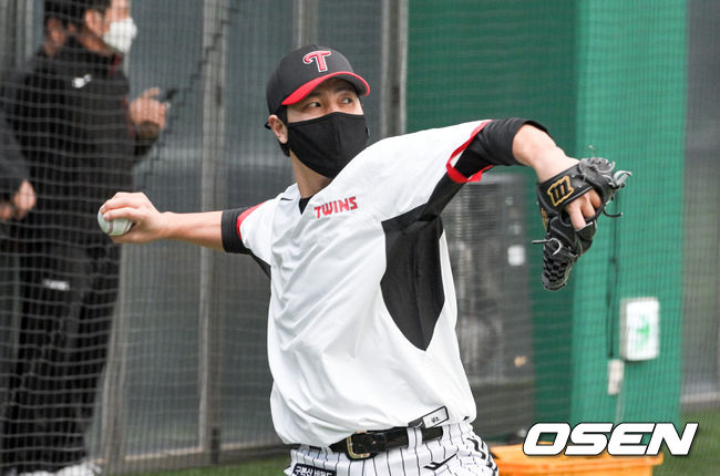 LG 유니폼을 입은 김진성이 캐치볼을 하고 있다.  2022.02.04 /  soul1014@osen.co.kr