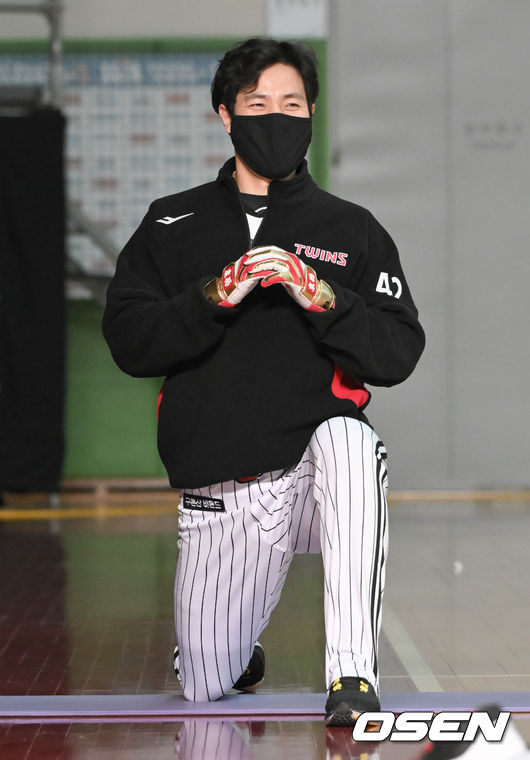 LG 김진성이 스트레칭을 하고 있다   2022.02.04 /  soul1014@osen.co.kr