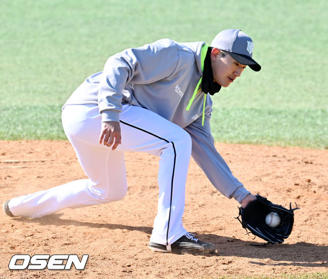 KT 고영표가 그라운드 위에서 수비 훈련을 하고 있다. 2022.02.05