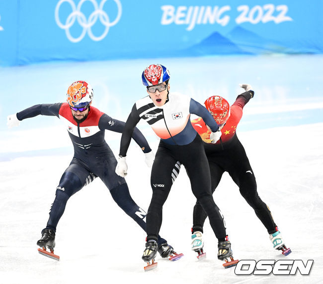 5일 오후 중국 베이징 캐피털 실내 경기장에서 ’2022 베이징동계올림픽’ 쇼트트랙 남자 1000m 예선전이 열렸다.예선에서 올림픽 기록을 세운 한국 쇼트트랙 황대헌(가운데)이 조 1위로 통과하고 있다. 2022.02.05 /jpnews@osen.co.kr