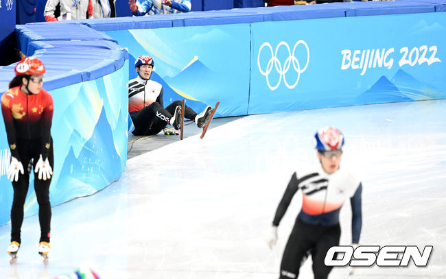 5일 오후 중국 베이징 캐피털 실내 경기장에서 ’2022 베이징동계올림픽’ 쇼트트랙 혼성 계주 준준결승전이 열렸다.쇼트트랙 한국 박장혁이 넘어지며 펜스에 충돌하고 있다. 2022.02.05 /jpnews@osen.co.kr