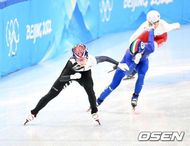 한국 쇼트트랙 최민정이 선두로 질주하고 있다. 2022.02.05 /jpnews@osen.co.kr