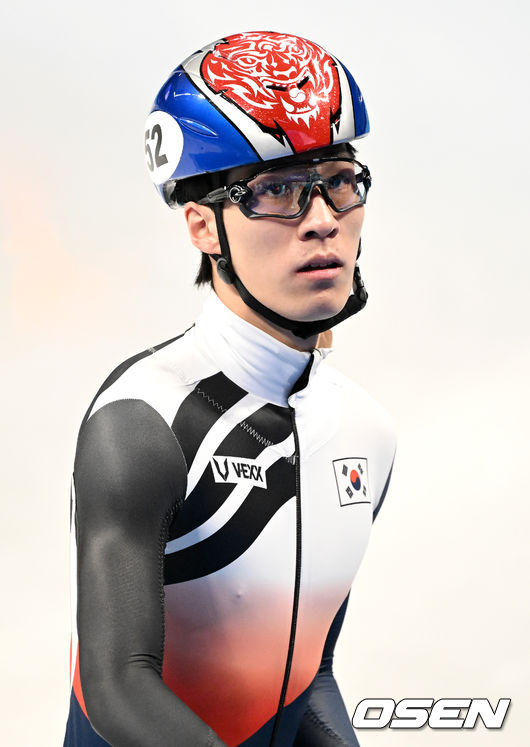 5일 오후 중국 베이징 캐피털 실내 경기장에서 ’2022 베이징동계올림픽’ 쇼트트랙 남자 1000m 예선전이 열렸다.예선에서 올림픽 기록을 세운 한국 쇼트트랙 황대헌이 경기를 마친 뒤 기록을 확인하고 있다. 2022.02.05 /jpnews@osen.co.kr