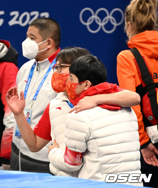 중국 쇼트트랙 김선태 감독과 안현수(빅토르 안) 코치가 금메달 확정에 기뻐하고 있다. 2022.02.05 /jpnews@osen.co.kr